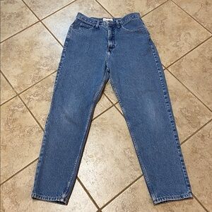 Guess Vintage 90’s Mom Jeans with a classic fit and tapered leg
